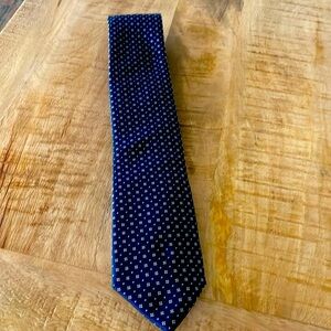Mens CHAPS navy blue neck tie with print